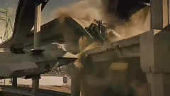 电影<虎胆龙威4>片段之汽车追飞机