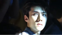 躲避光源观看表演