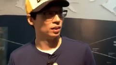 Running Man - 刘姆斯庞德在长颈鹿面前射水枪