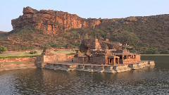 印度卡纳塔克邦巴达米石窟寺
