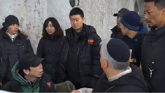 影视原声 - 电影<一九四二>人物志之神父梅甘.记者白修德