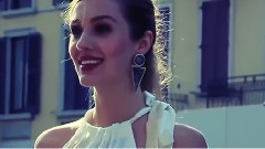 The European and American sweetheart on street photo shoot