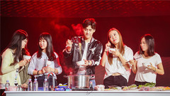 李易峰与粉丝互动煮面