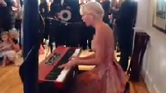 Taylor Swift - Blank Space (f霉霉参加婚礼现场演唱版)