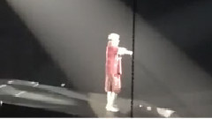 Justin Bieber - Justin Bieber演唱会从舞台上摔下来了