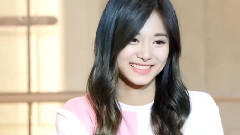 安静签名的美少女