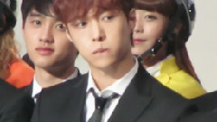 嘉宾席 直视镜头的兴兴