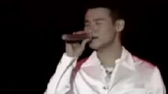 穿过你的黑发的我的手