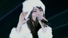 泣きながら微笑んで