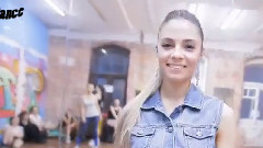 俄罗斯姑娘的前卫舞蹈