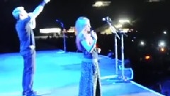 Nickelback在演唱会上为艾薇儿庆生