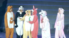 睡衣T-ARA屁股写字坐地上撒娇