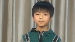 挥着翅膀的男孩