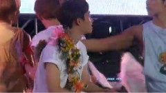 仔锅给嘟嘟带花环