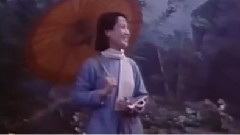 青松林内红旗扬