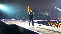 向台下粉丝打招呼