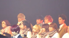 观看GD & 太阳舞台的呆萌小男饭