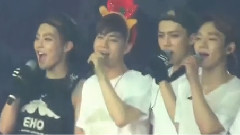 互相喷水打闹的小伙伴们