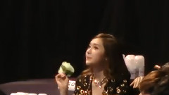 Gaon颁奖礼台下拿花自嗨郑秀妍