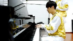 EXO Lay Playing Piano 14/04/10