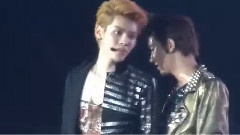 灿烈帮凡凡整理衣服