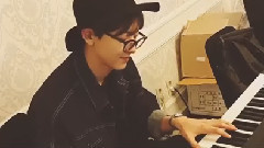 灿烈Ins更新一则:加油 Super Power～～～～～～～～