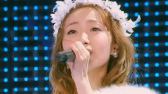 泣きながら微笑んで