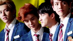 抓着话筒的D.O.和大笑的成员们