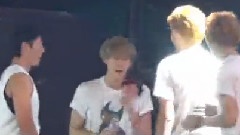 奶包被吓,牛灿互泼