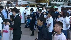 歌とダンスで子どもたちに元気を 空港施設で被災地応援イベント