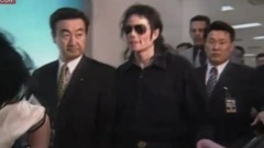 Michael Jackson - Michael Jackson Walking Through The Airport