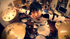 王文博扮演萌叔奶牛打鼓