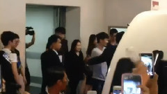 离开饭店去吃晚餐