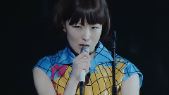 空が鳴っている