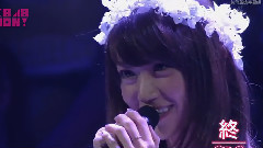 泣きながら微笑んで