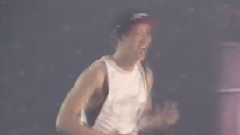 灿烈向别人泼水