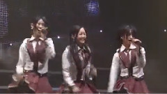 手をつなぎながら