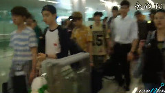 长沙机场.出关外 & 艺兴挥小手