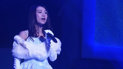 泣きながら微笑んで