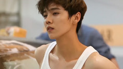 鹿晗 - <芭莎每日一搭>穿上背心和工装裤,帮鹿晗一起洗(玩)车(水)!