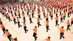 乌兰托娅领衔2000人齐跳套马杆广场舞