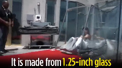 在洛杉矶联邦银行大厦外墙玻璃滑