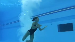 游泳在水中的身影和优雅动人