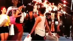 性感的女孩在车展上唱出美丽的歌曲