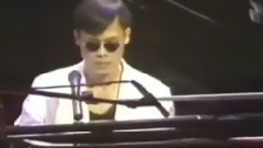 穿过你的黑发的我的手