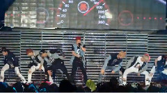 RUSH-MONSTA X 雨中表演