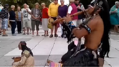 Зрители потеряли дар речи, когда этот мужчина из индейского племени начал играть