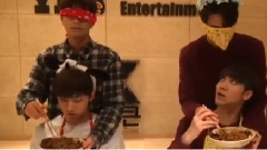 VAPP 喂炸酱面吃