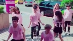 泫雅周末首次来台电臀美胸组曲中文问候