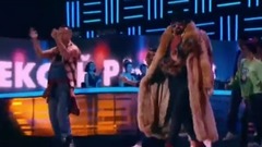 Девушка за рулём